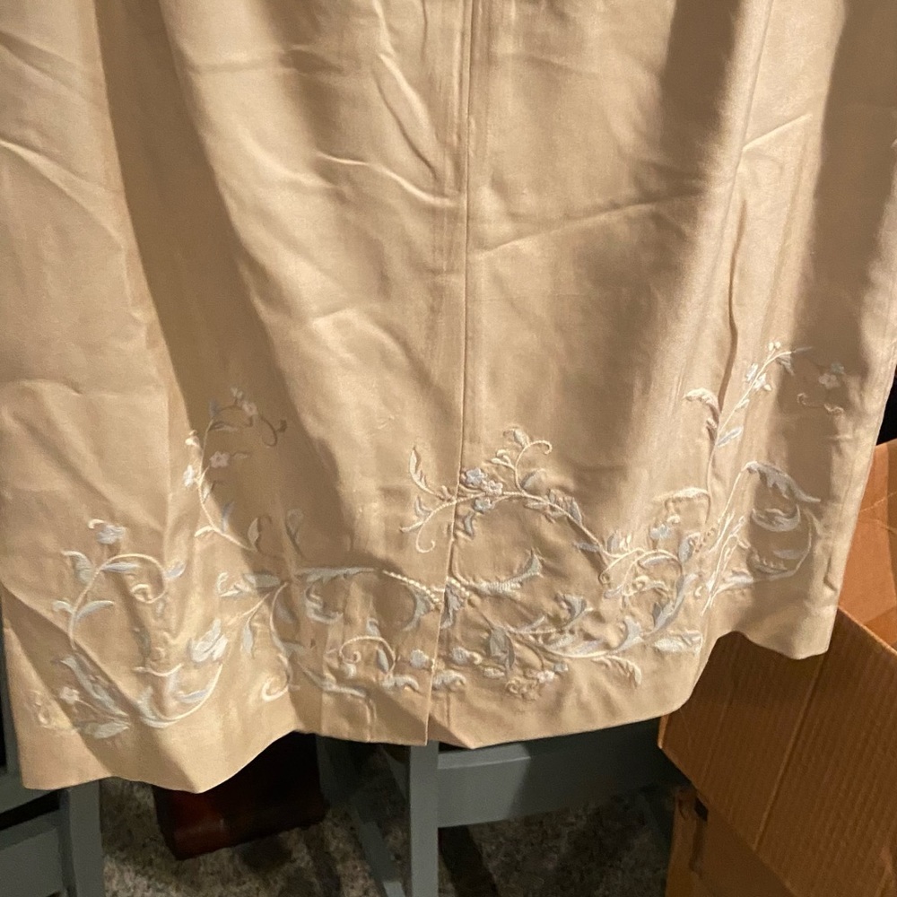 Cream skirt with white designs